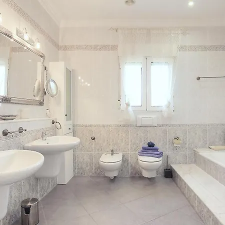 Luxury 5-bed Near The Beach
