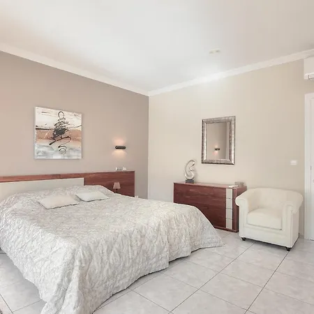 Luxury 5-bed Near The Beach