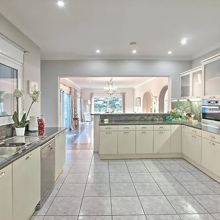 Luxury 5-bed Near The Beach *