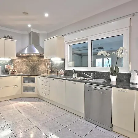 Villa Luxury 5-bed Near The Beach