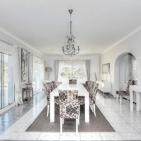 Luxury 5-bed Near The Beach Villa *