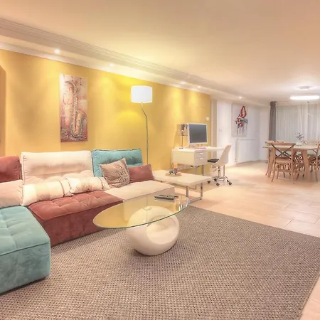Luxury 5-bed Near The Beach *