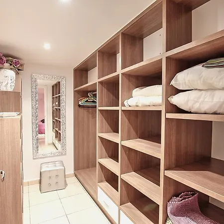 Luxury 5-bed Near The Beach Villa *
