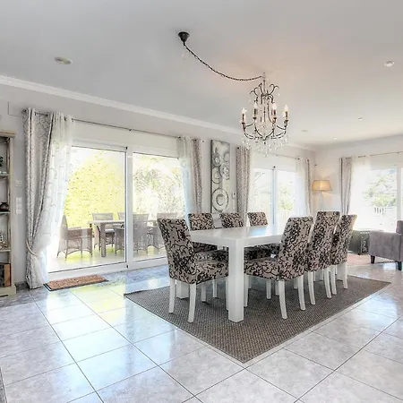 Luxury 5-bed Near The Beach Villa *