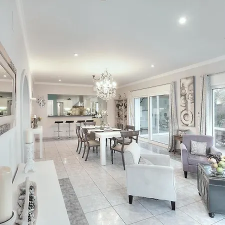 Luxury 5-bed Near The Beach Denia