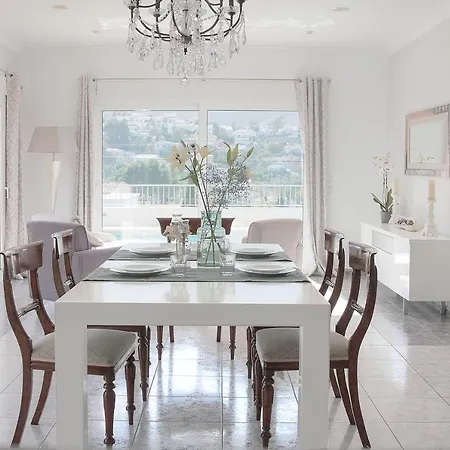 Luxury 5-bed Near The Beach