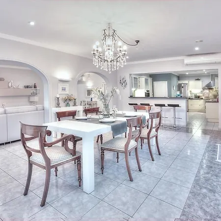 Luxury 5-bed Near The Beach