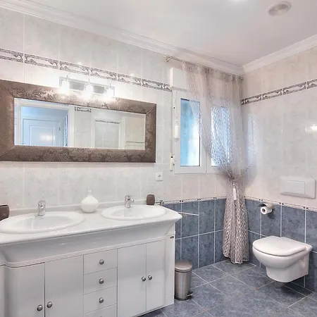 Luxury 5-bed Near The Beach Villa *