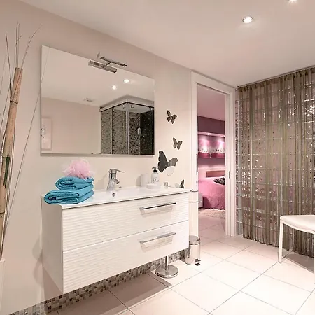 Luxury 5-bed Near The Beach Villa *