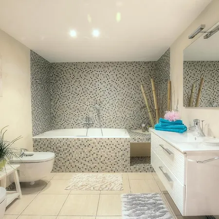 Luxury 5-bed Near The Beach *