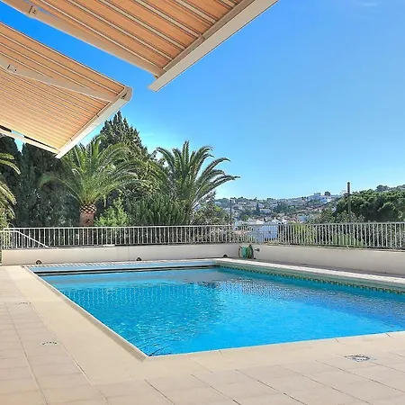 Luxury 5-bed Near The Beach Villa *