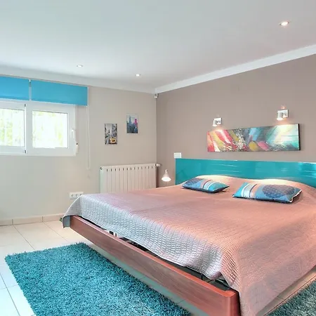 Luxury 5-bed Near The Beach