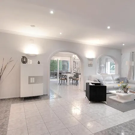 Luxury 5-bed Near The Beach